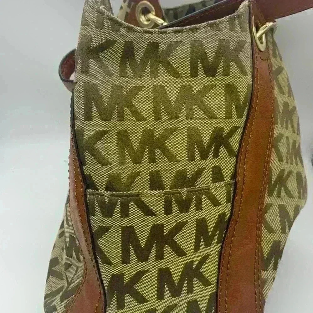 Michael Kors Authentic Monogrammed Bag. Tan Color - Picture 4 of 11